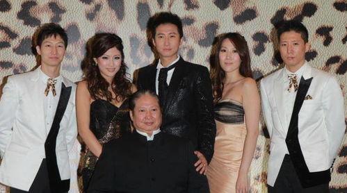 洪金宝小时候照片,从青涩少年到功夫巨星