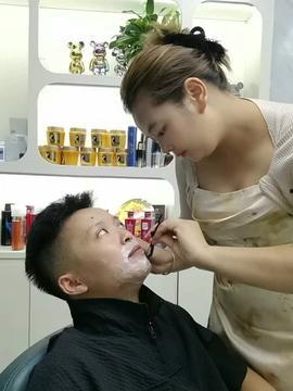 搞笑美发视频在线观看,发型师们的“创意”秀场