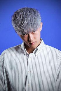 奶奶灰男头发图片